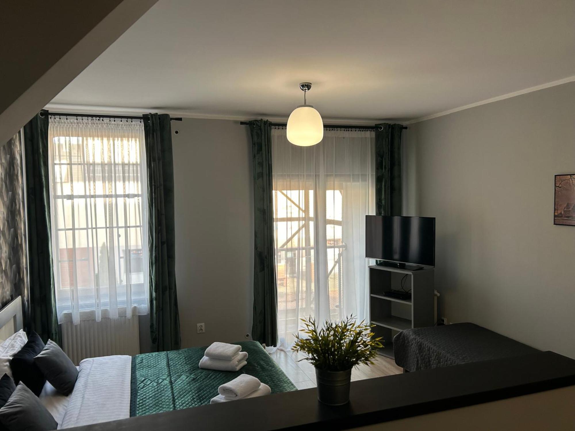 H-T-L Apartamenty Junior Nowa Sol Exteriör bild