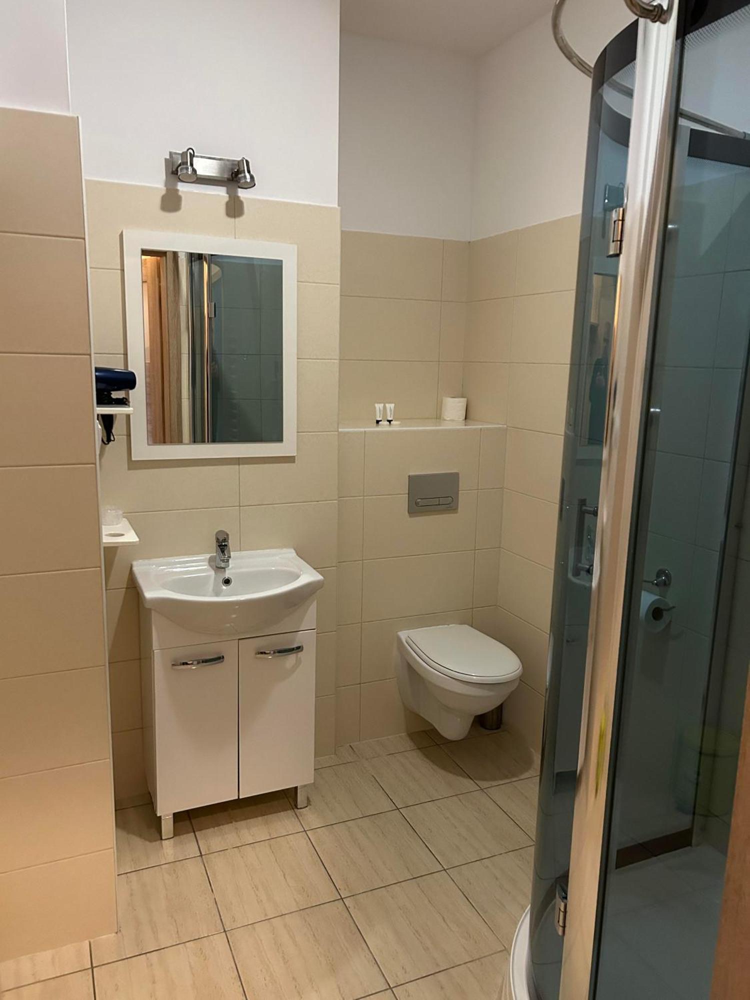 H-T-L Apartamenty Junior Nowa Sol Exteriör bild