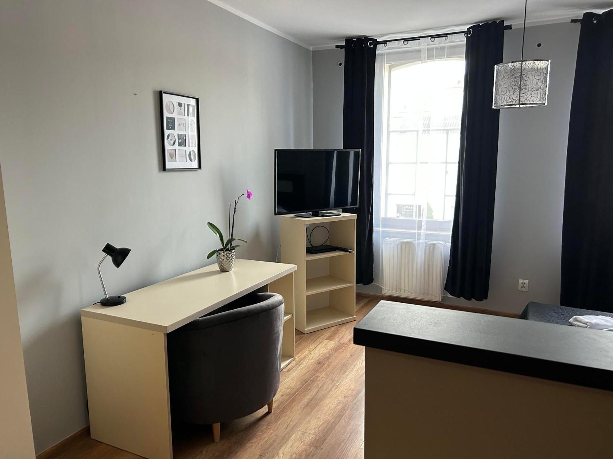 H-T-L Apartamenty Junior Nowa Sol Exteriör bild